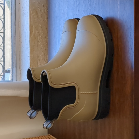 UGG Shoes - UGG Droplet Waterproof Rain Boots
